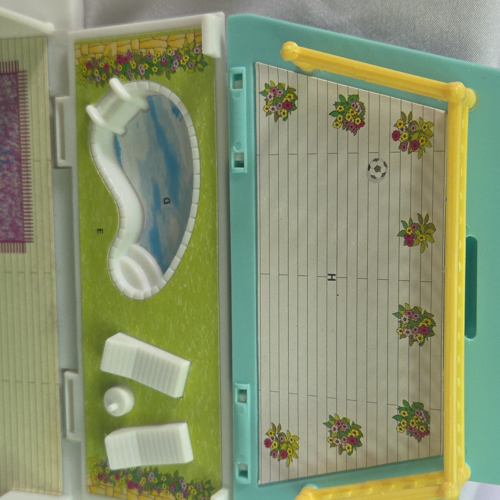 Blue box Polly Pocket Style Vintage Doll house w/ Pool and Garden - Picture 3 of 10